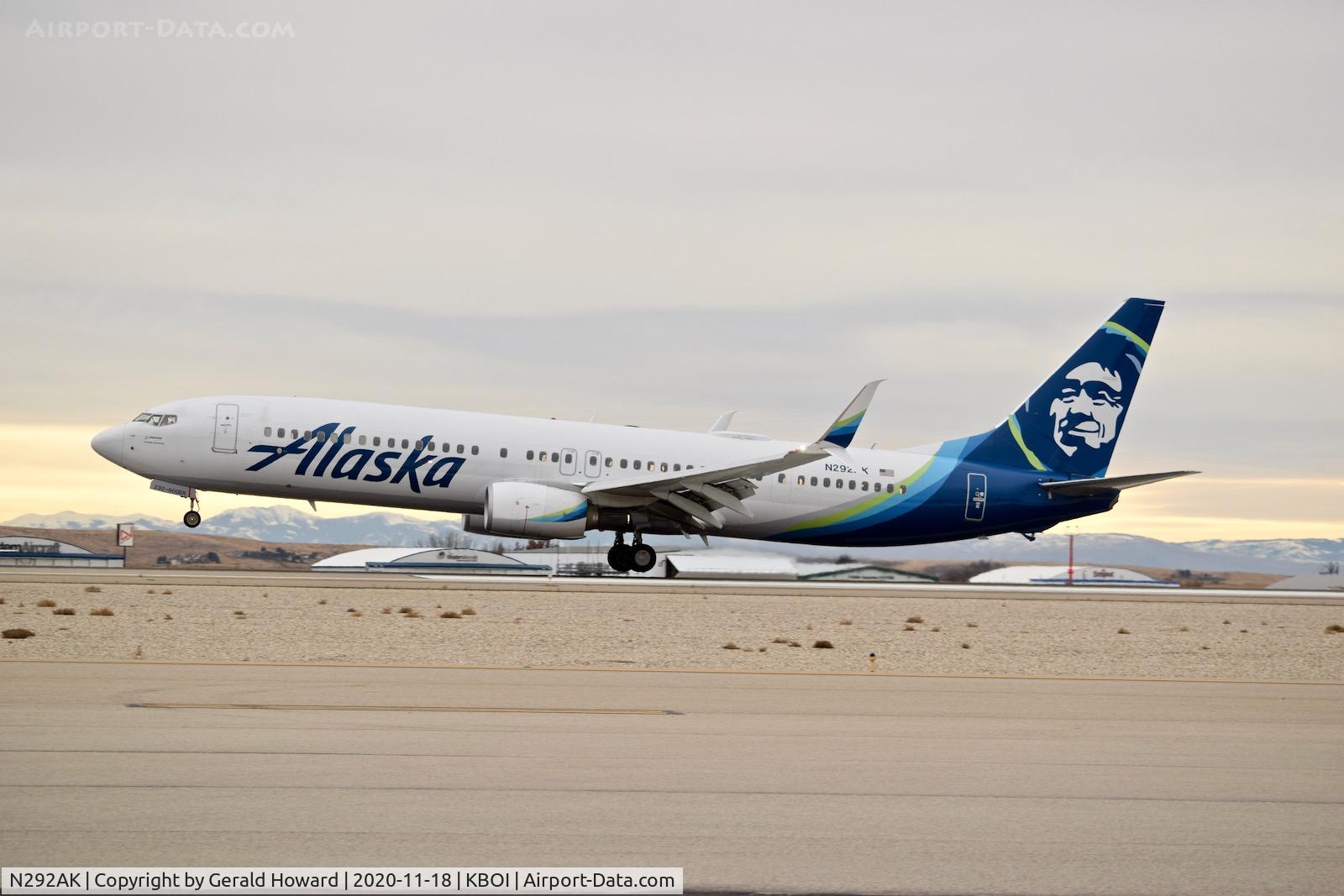 N292AK, 2018 Boeing 737-900ER C/N 64301, Landing 10L.