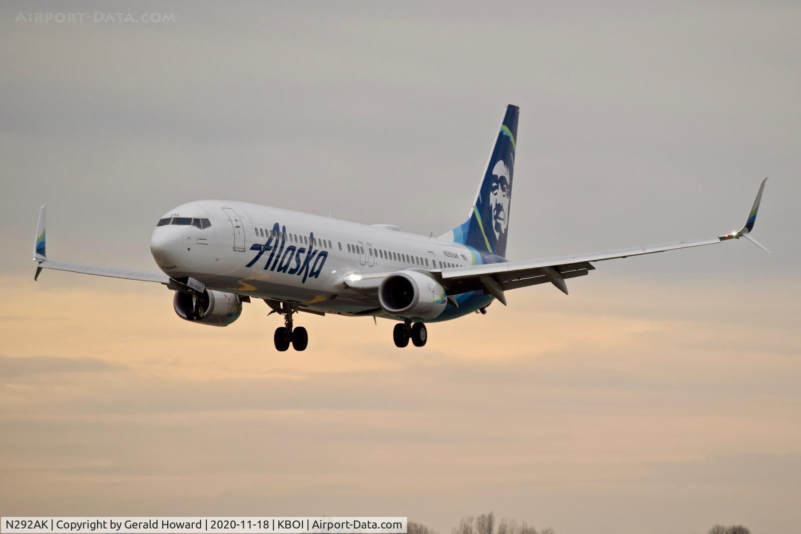N292AK, 2018 Boeing 737-900ER C/N 64301, Landing 10L.