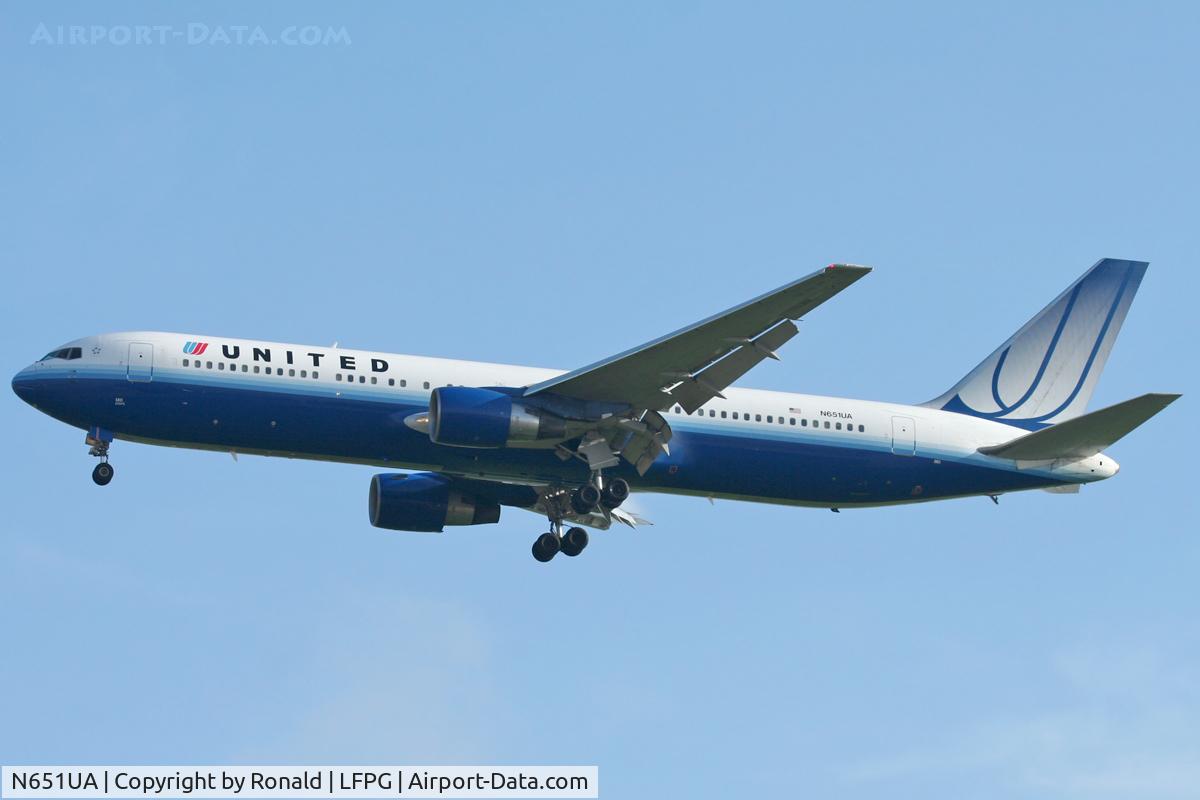 N651UA, 1992 Boeing 767-322 C/N 25389, at cdg