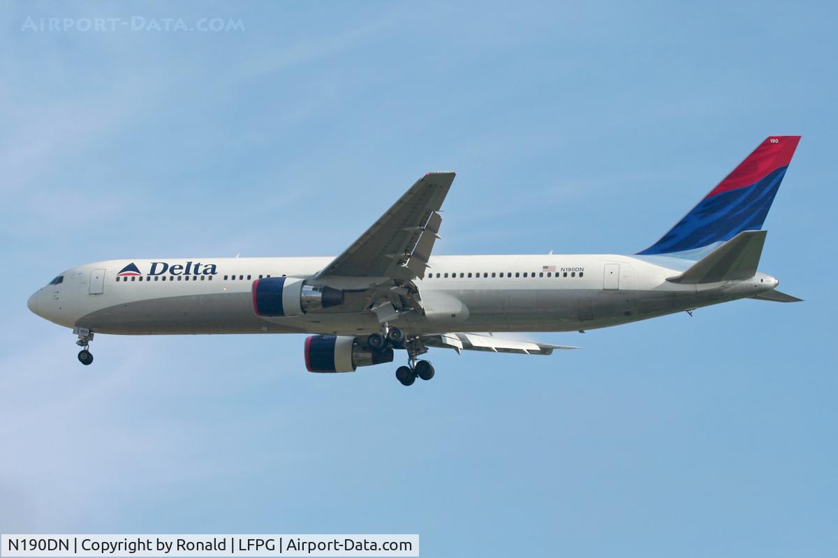 N190DN, 1997 Boeing 767-332 C/N 28447, at cdg