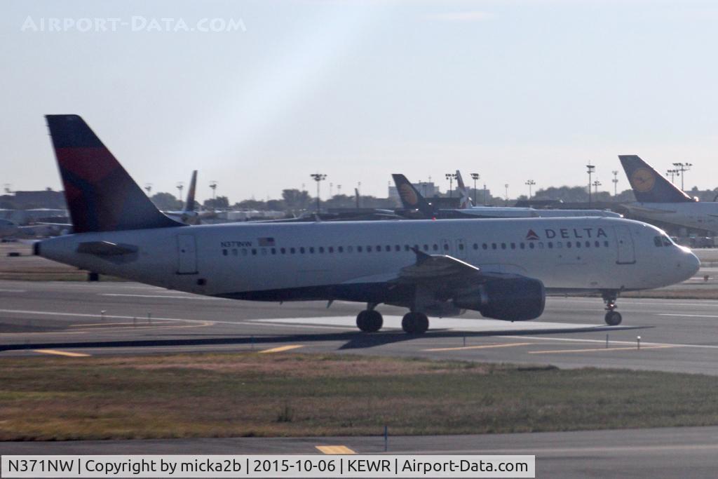 N371NW, 2001 Airbus A320-212 C/N 1535, Taxiing