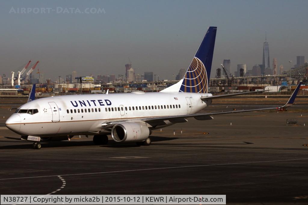 N38727, 1999 Boeing 737-724 C/N 28797, Taxiing