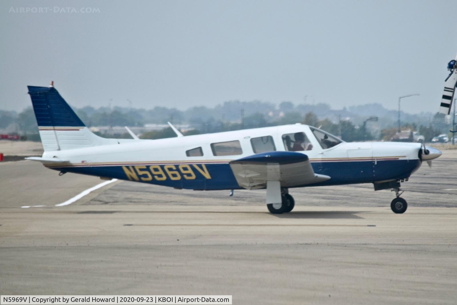 N5969V, 1977 Piper PA-32R-300 Cherokee Lance C/N 32R-7780384, Taxiing onto north GA ramp.