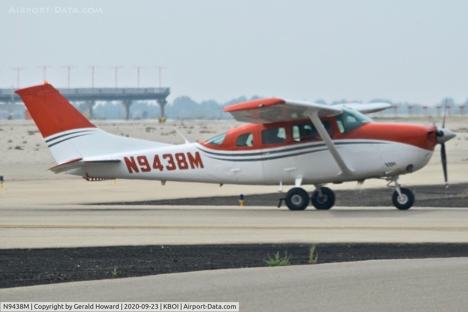 N9438M, 1978 Cessna TU206G Turbo Stationair C/N U20604546, Taxiing onto north GA ramp.