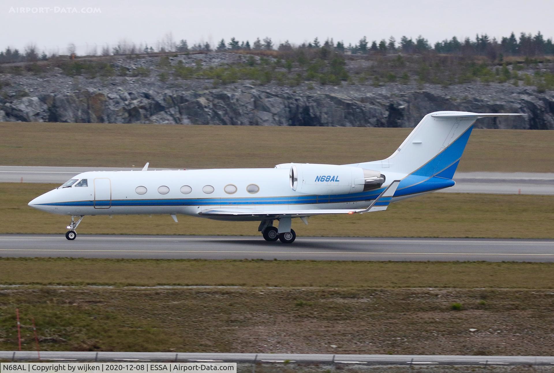 N68AL, 1992 Gulfstream Aerospace G-IV C/N 1198, Taxiway W