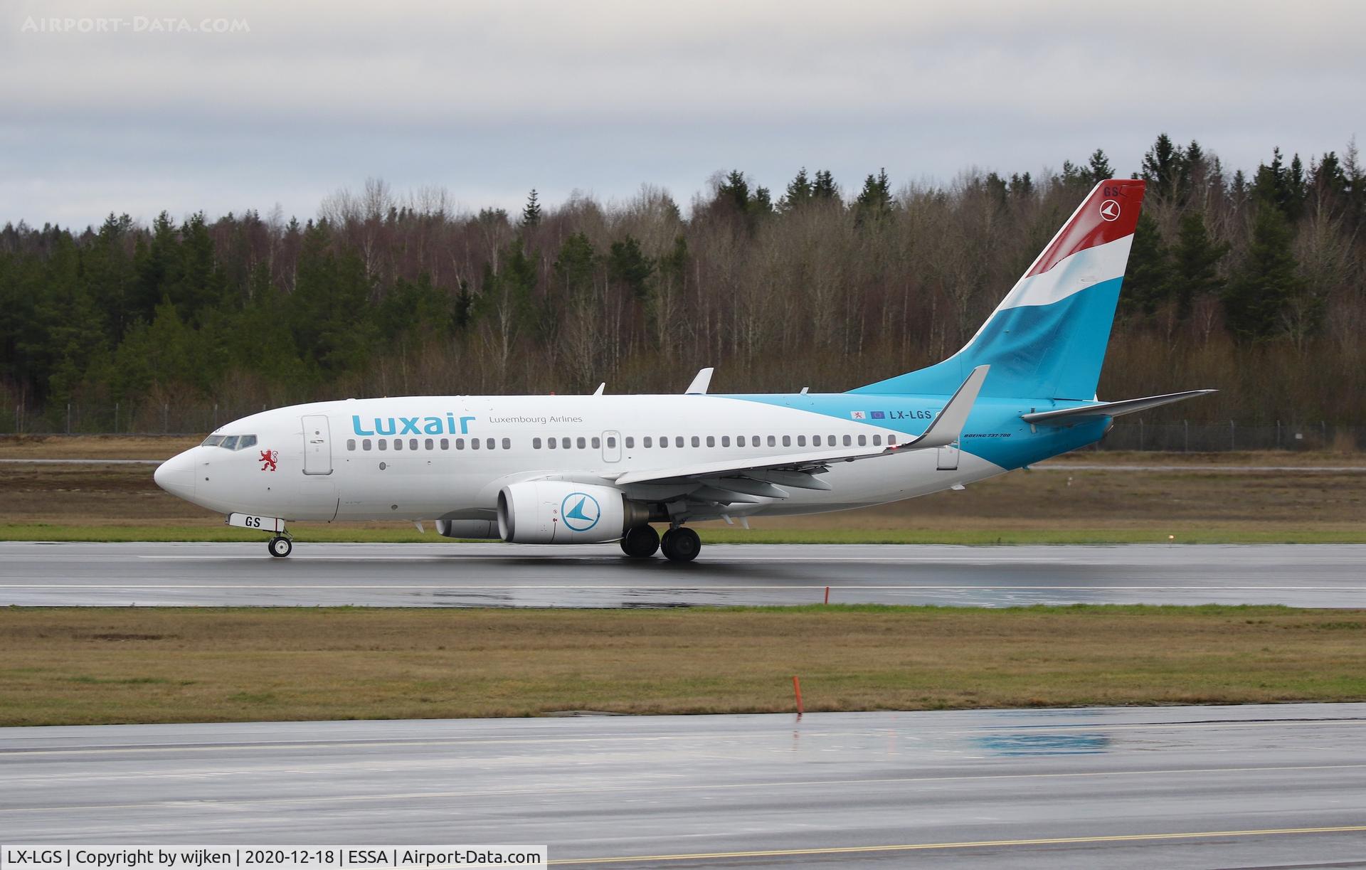 LX-LGS, 2005 Boeing 737-7C9 C/N 33956, RWY 26