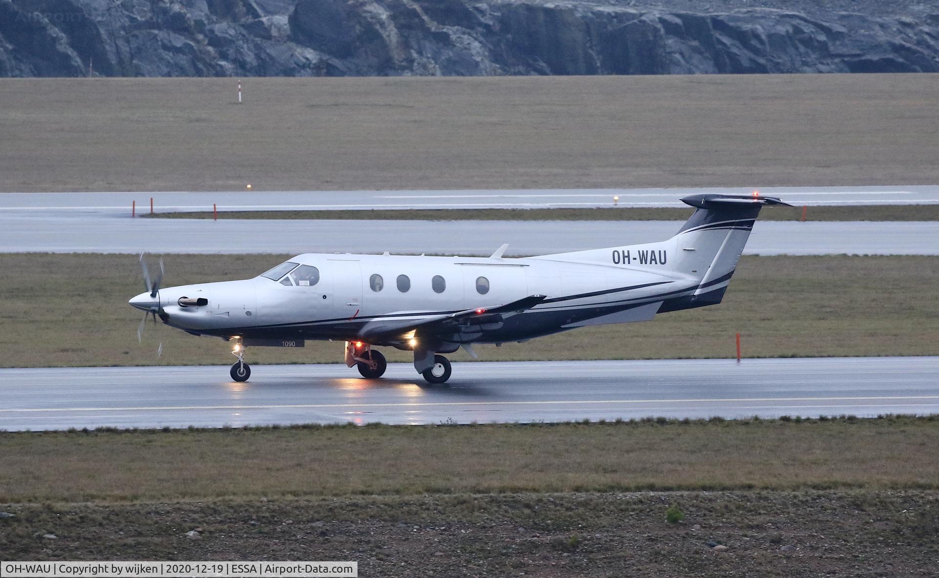 OH-WAU, 2009 Pilatus PC-12/47E C/N 1090, Taxiway W