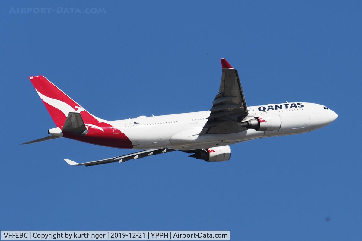VH-EBC, 2003 Airbus A330-201 C/N 0506, Airbus A330 Qantas VH-EBC departed rwy21 YPPH on 21 December 2019.