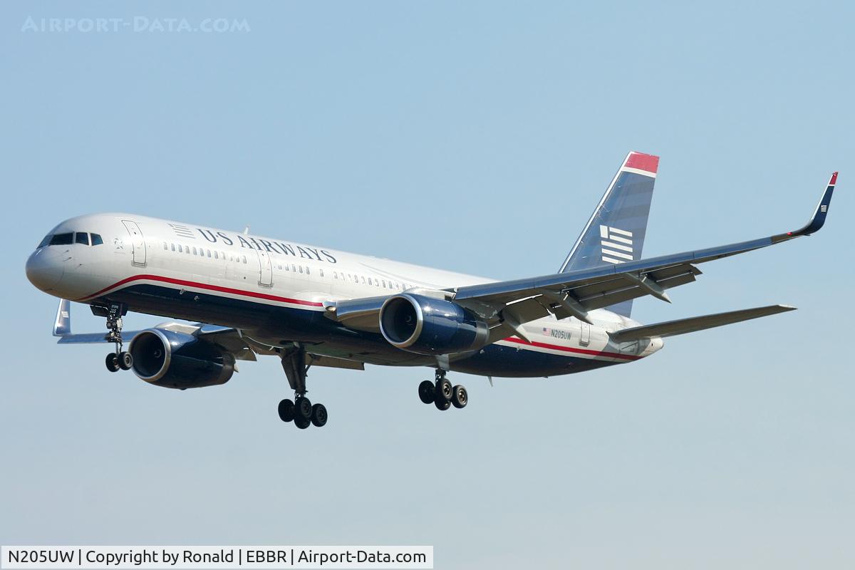 N205UW, 2000 Boeing 757-23N C/N 30887, at bru