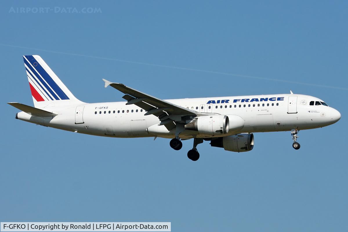 F-GFKO, 1990 Airbus A320-211 C/N 0129, at cdg