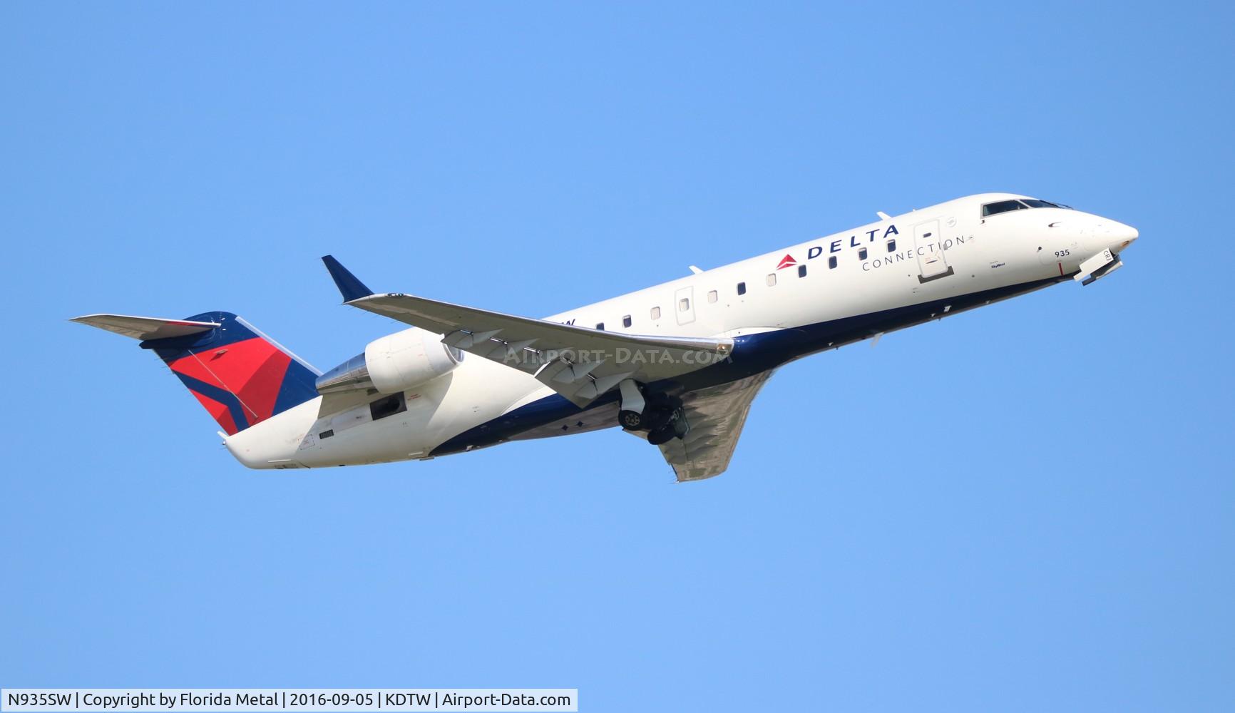 N935SW, 2002 Bombardier CRJ-200LR (CL-600-2B19) C/N 7725, DTW spotting 2016