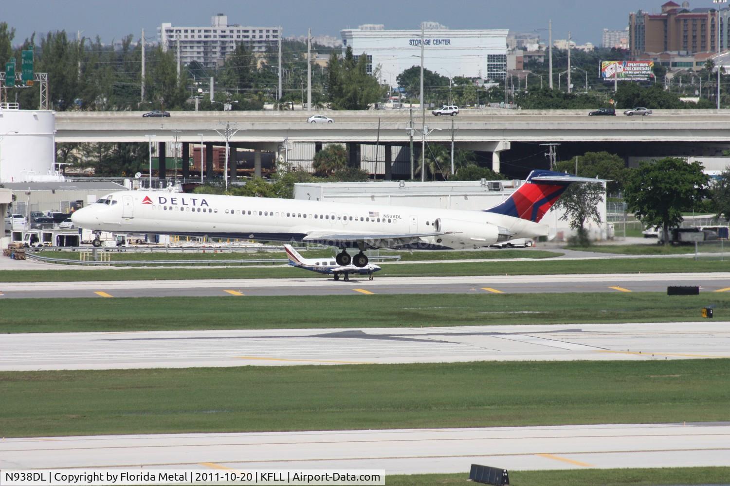 N938DL, 1989 McDonnell Douglas MD-88 C/N 49811, FLL spotting 2011