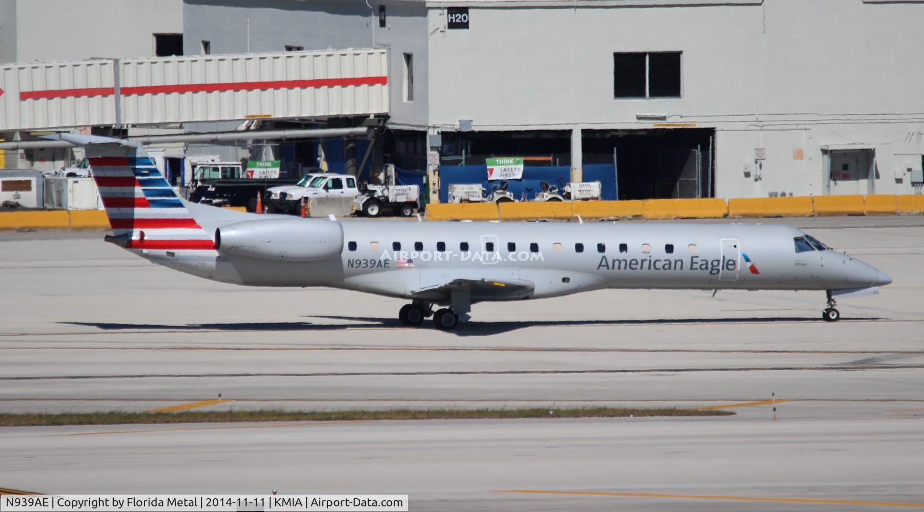 N939AE, 2005 Embraer ERJ-145LR (EMB-145LR) C/N 14500923, MIA spotting 2014
