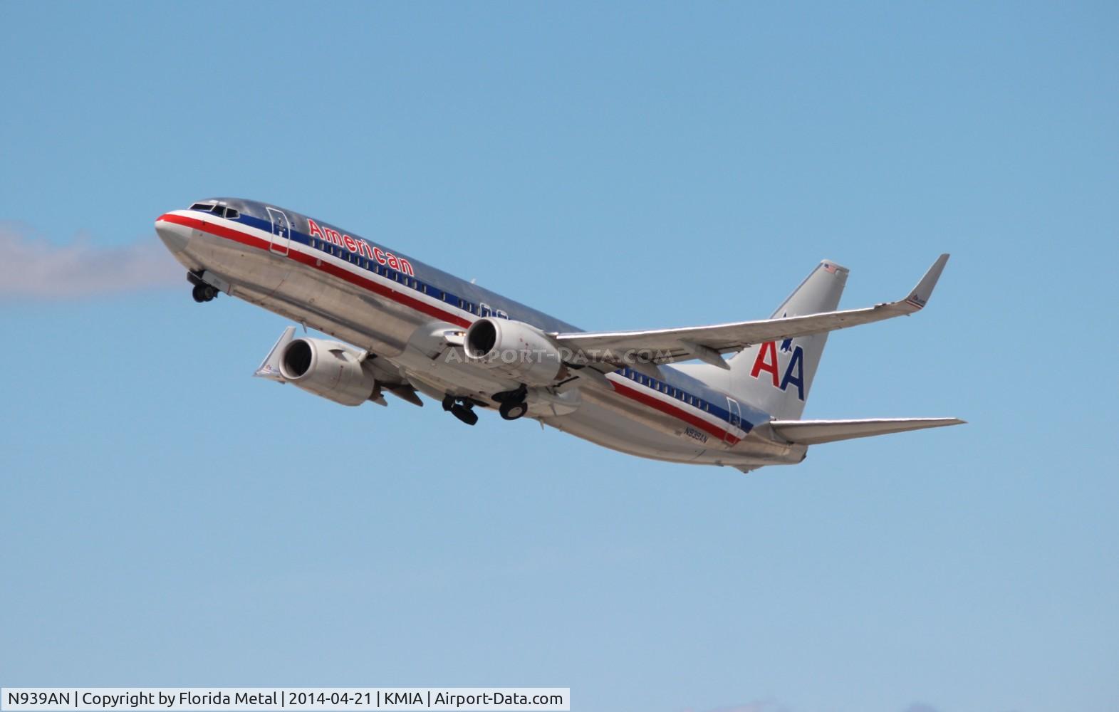 N939AN, 2000 Boeing 737-823 C/N 30083, MIA spotting 2014