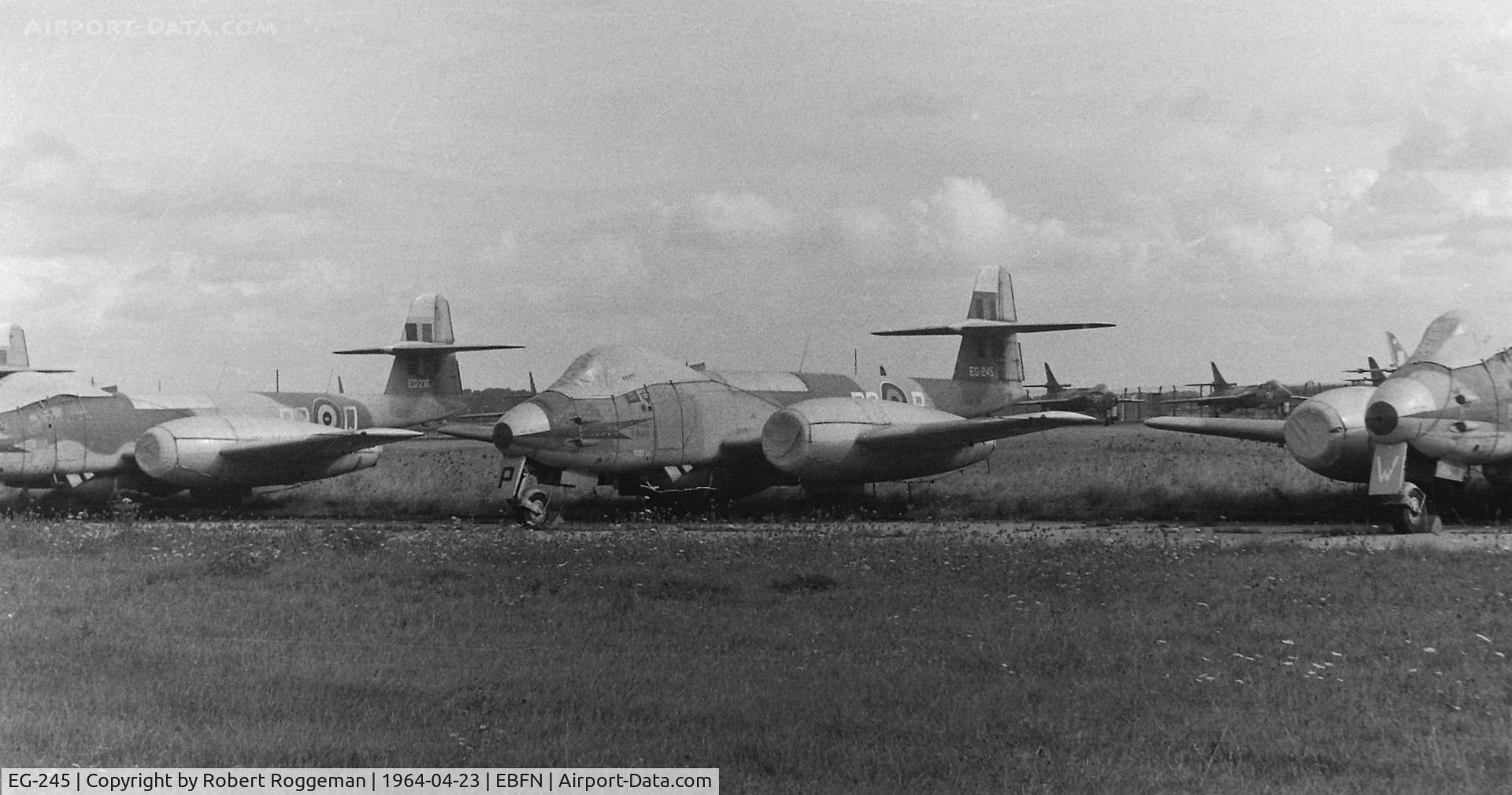 EG-245, Gloster Meteor F.8 C/N M22, STORED.B2-P.TOWING FLIGHT.