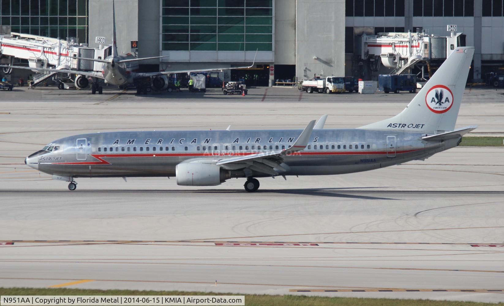 N951AA, 2000 Boeing 737-823 C/N 29538, MIA spotting 2014