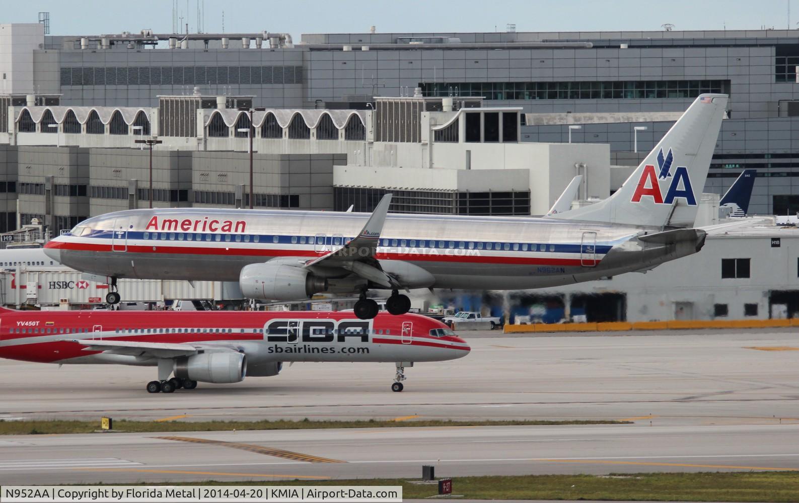 N952AA, 2000 Boeing 737-823 C/N 30088, MIA spotting 2014