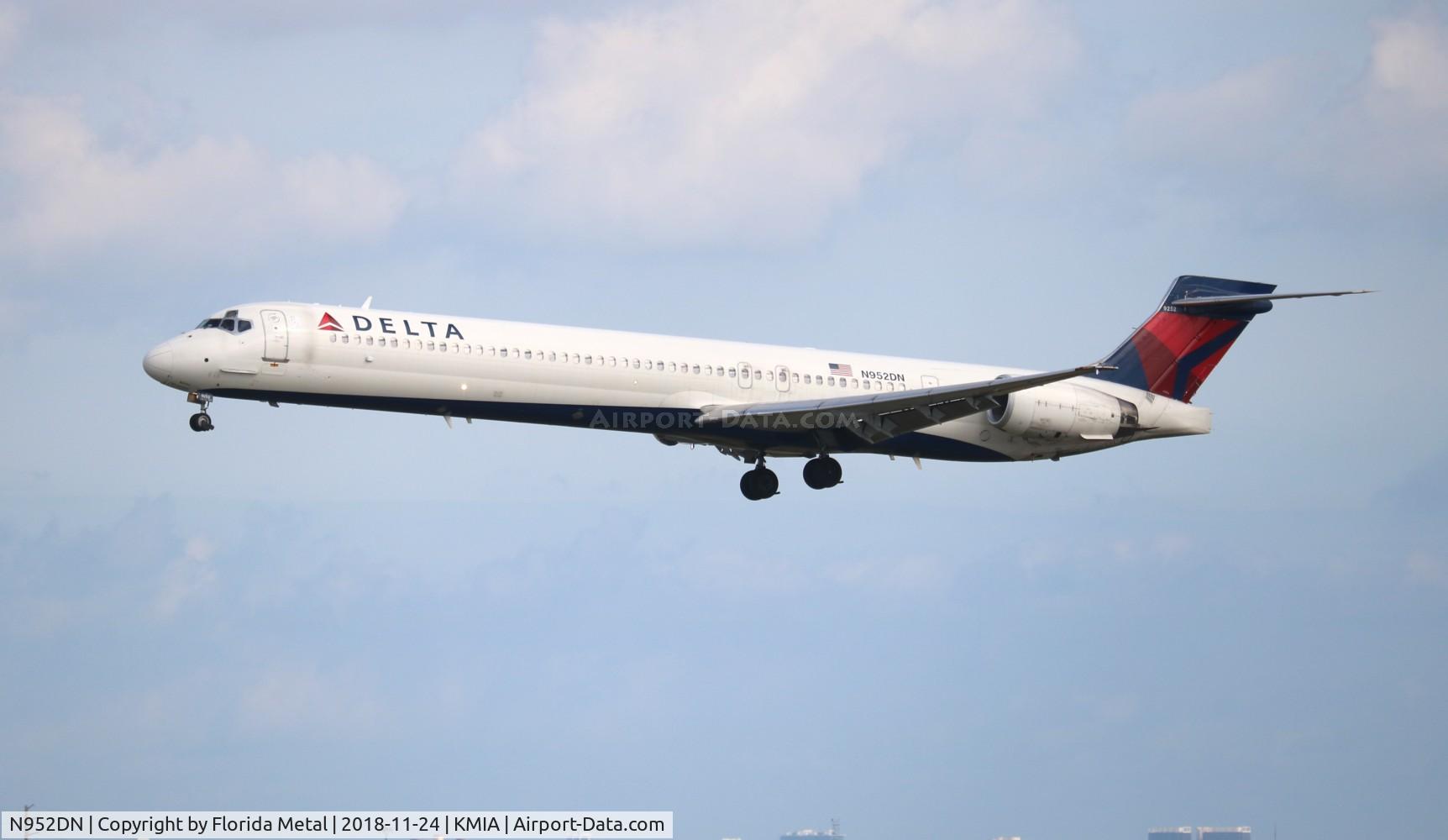 N952DN, 1998 McDonnell Douglas MD-90-30 C/N 53560, MIA spotting 2018