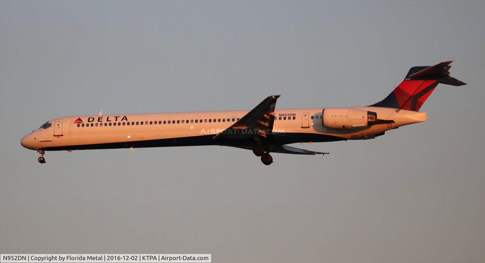 N952DN, 1998 McDonnell Douglas MD-90-30 C/N 53560, TPA spotting 2016