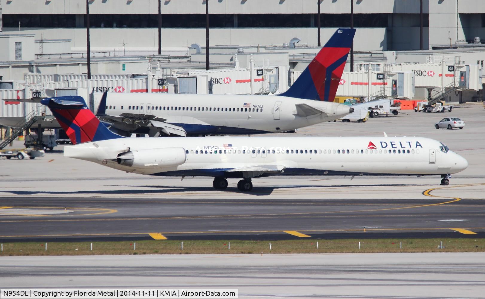 N954DL, 1990 McDonnell Douglas MD-88 C/N 49885, MIA spotting 2014