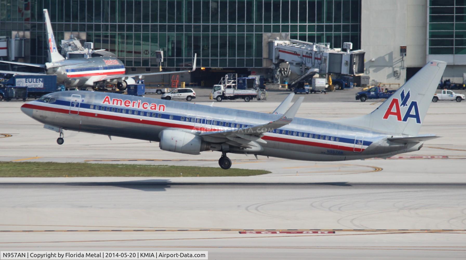 N957AN, 2001 Boeing 737-823 C/N 29541, MIA spotting 2014