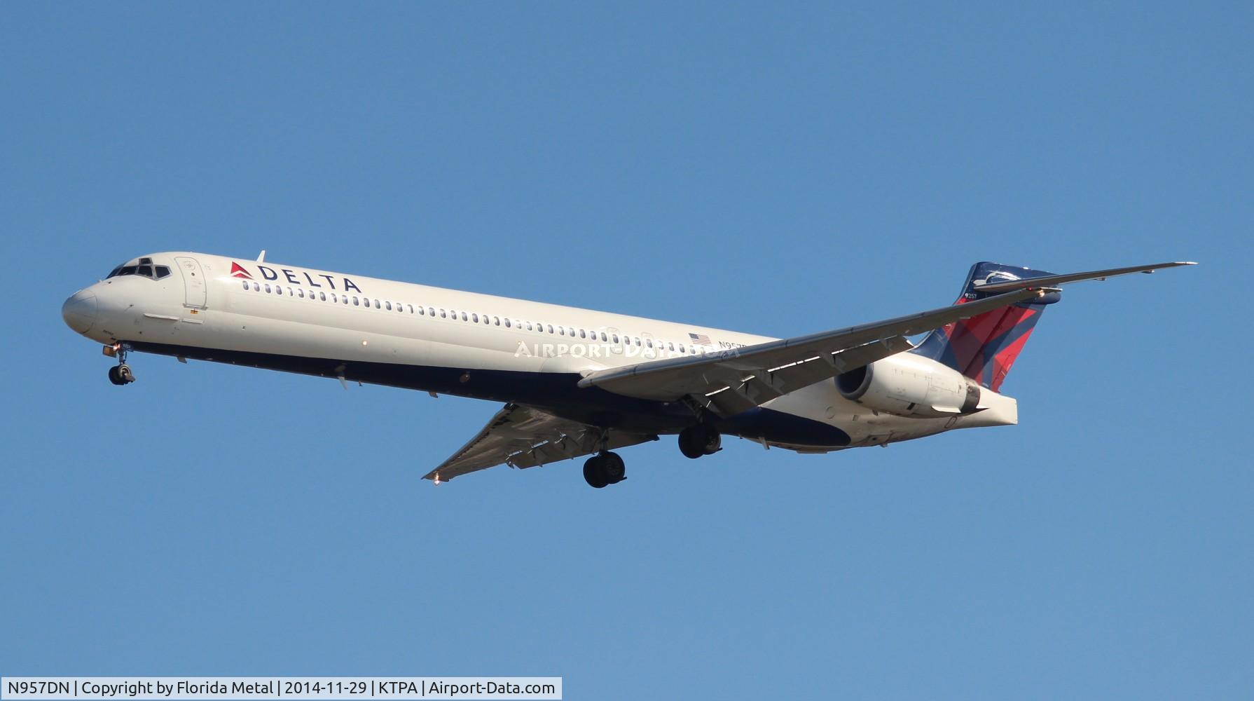 N957DN, 1997 McDonnell Douglas MD-90-30 C/N 53527, TPA spotting 2014