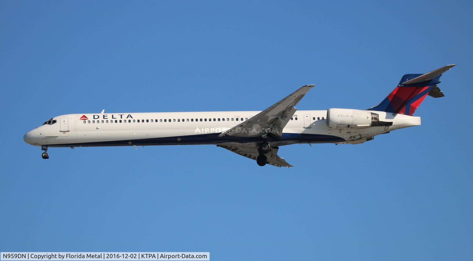 N959DN, McDonnell Douglas MD-90-30 C/N 53529, TPA spotting 2016