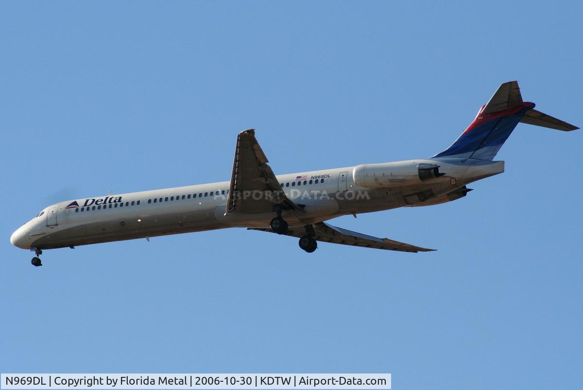 N969DL, 1990 McDonnell Douglas MD-88 C/N 53172, DTW spotting 2006