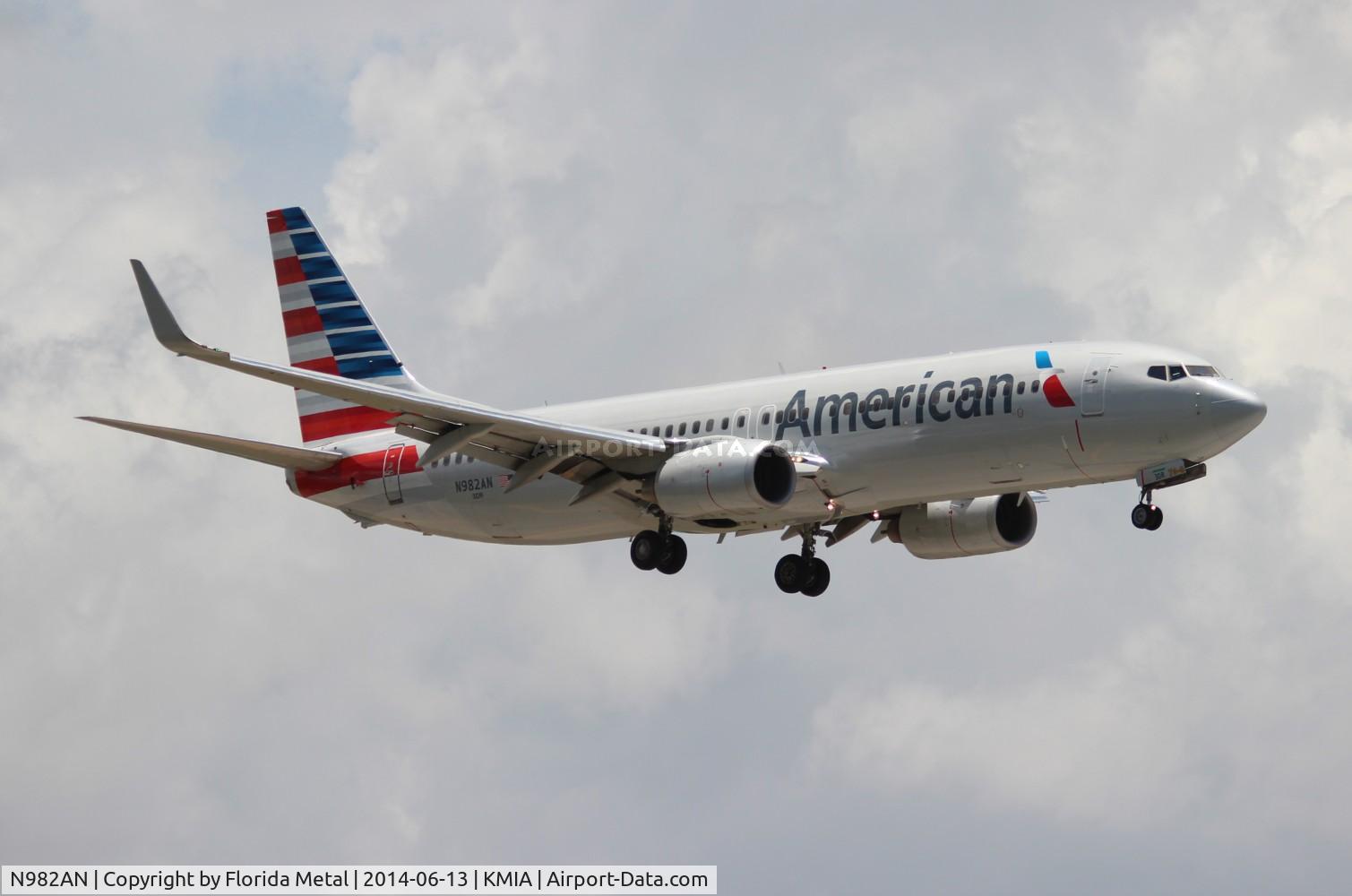 N982AN, 2009 Boeing 737-823 C/N 31067, MIA spotting 2014
