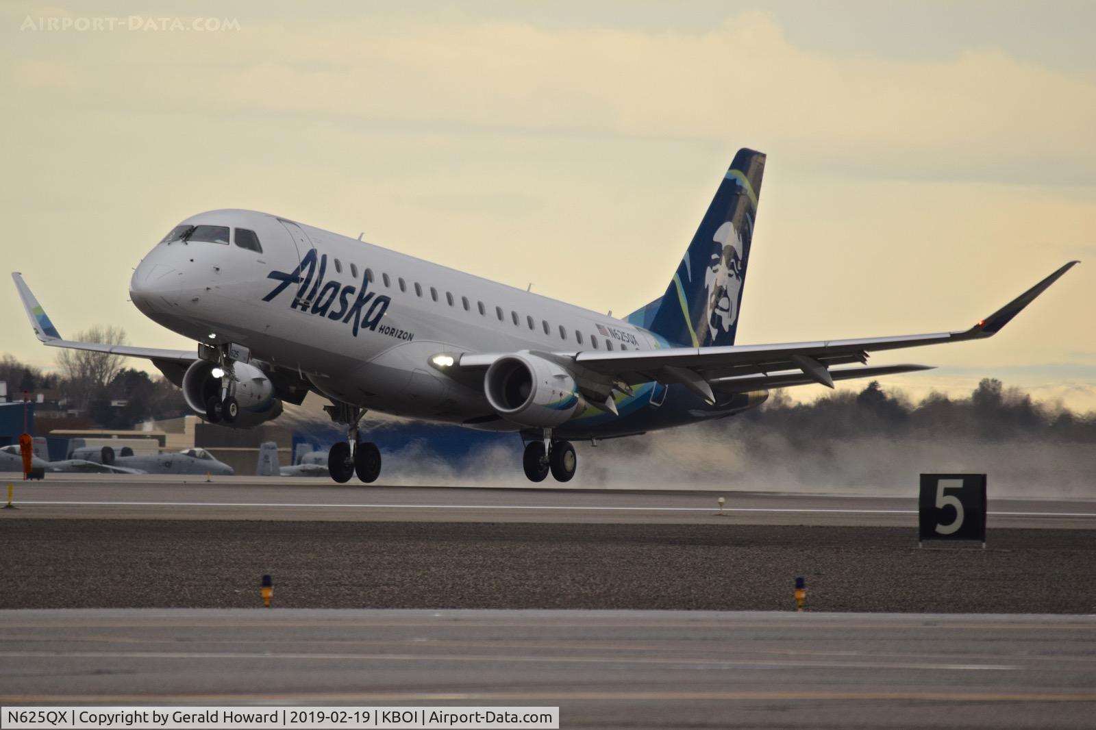 N625QX, 2017 Embraer 175LR (ERJ-170-200LR) C/N 17000658, Take off roll on 10L.