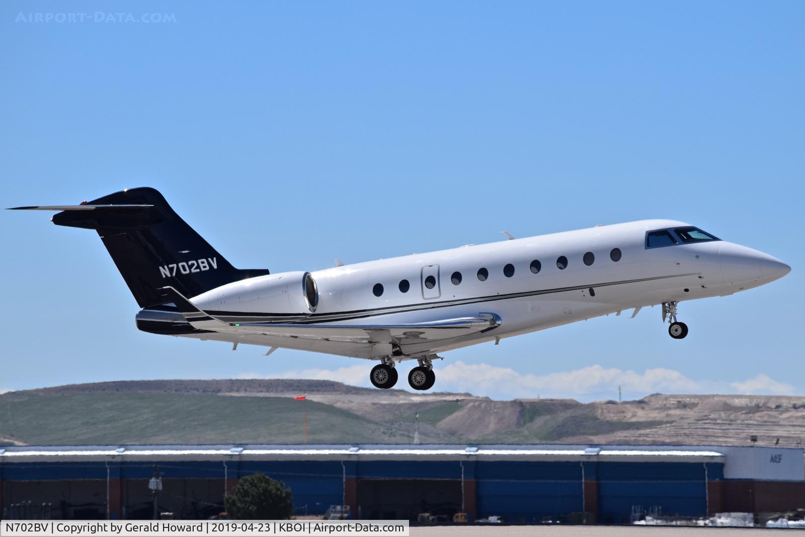N702BV, 2014 Israel Aircraft Industries Gulfstream G280 C/N 2055, Take off from 28R.
