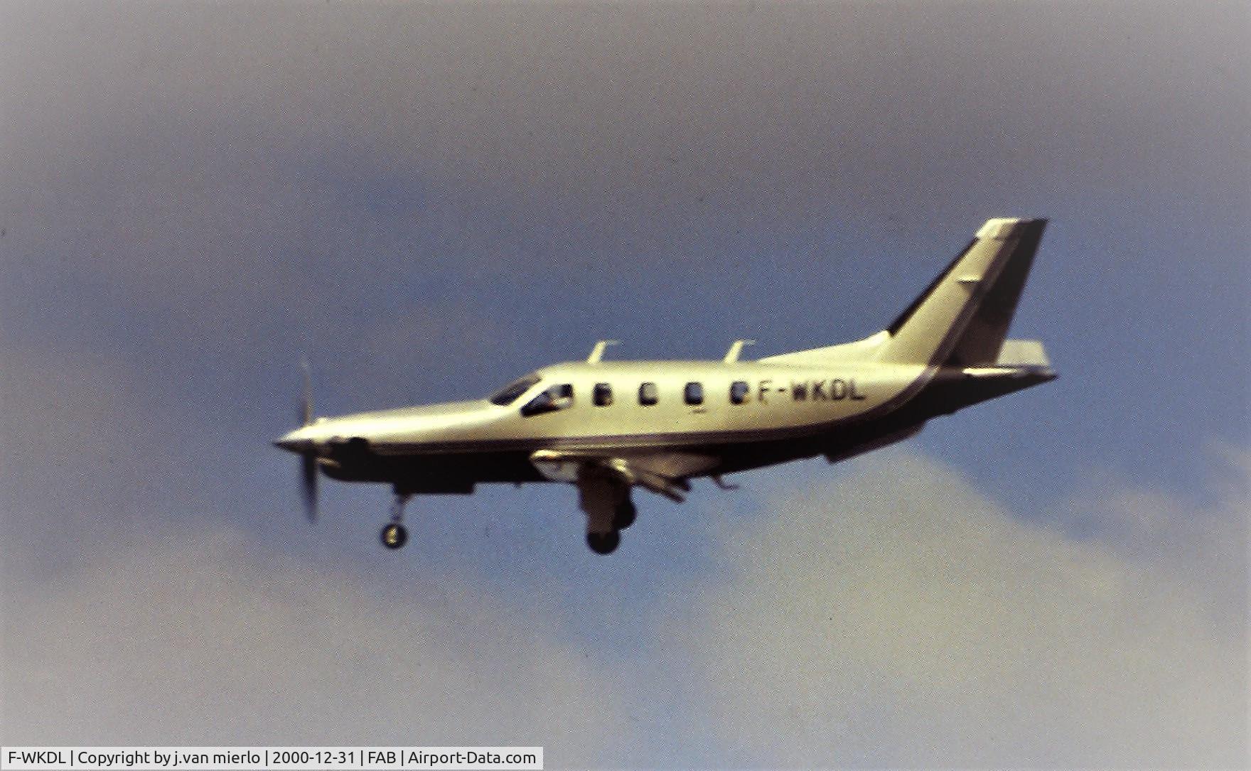 F-WKDL, 1989 Socata TBM-700 C/N 03, scan from slide