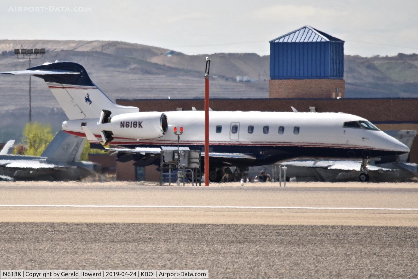 N618K, 2006 Bombardier Challenger 300 (BD-100-1A10) C/N 20093, Landing 28L.