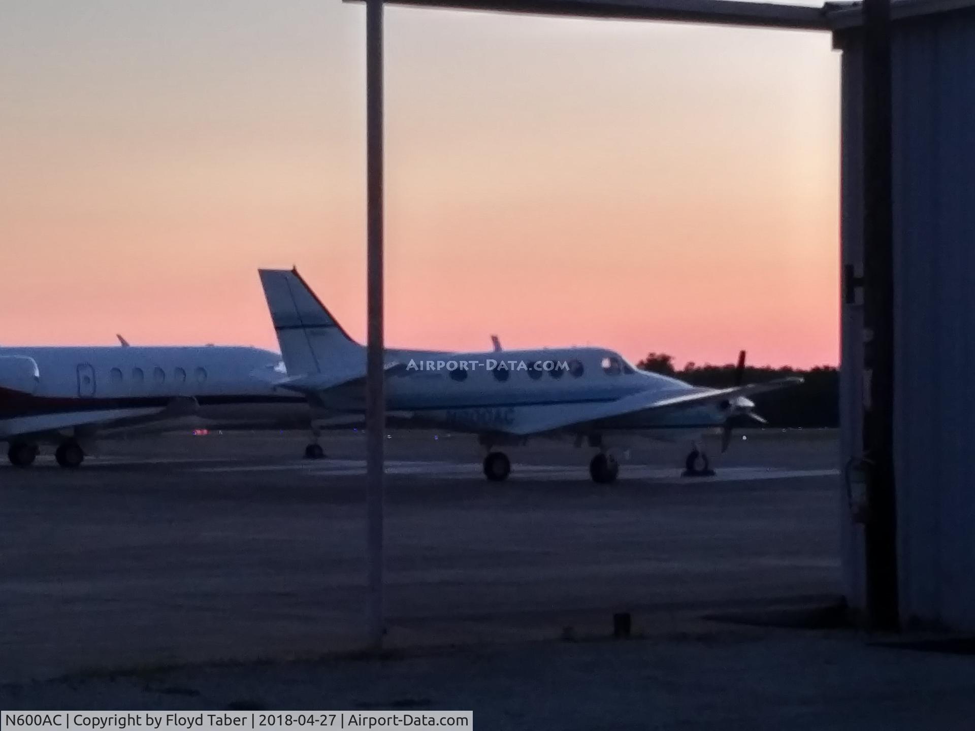 N600AC, 1976 Beech E-90 King Air C/N LW-185, On the ramp