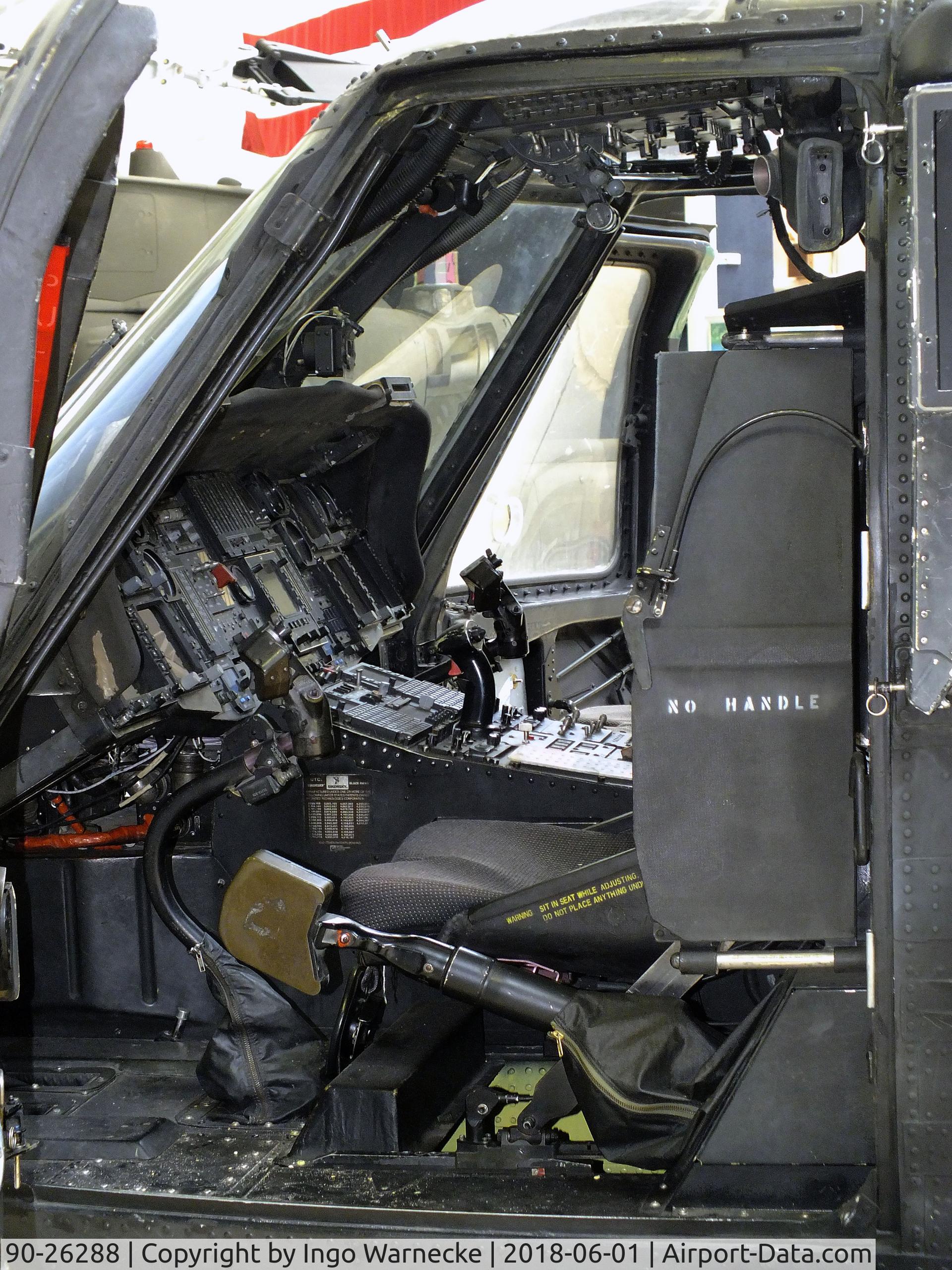90-26288, 1990 Sikorsky MH-60L Black Hawk C/N 70-1520, Sikorsky MH-60L Black Hawk 'Super 68' RAZOR'S EDGE  gunship at the US Army Aviation Museum, Ft. Rucker  #c