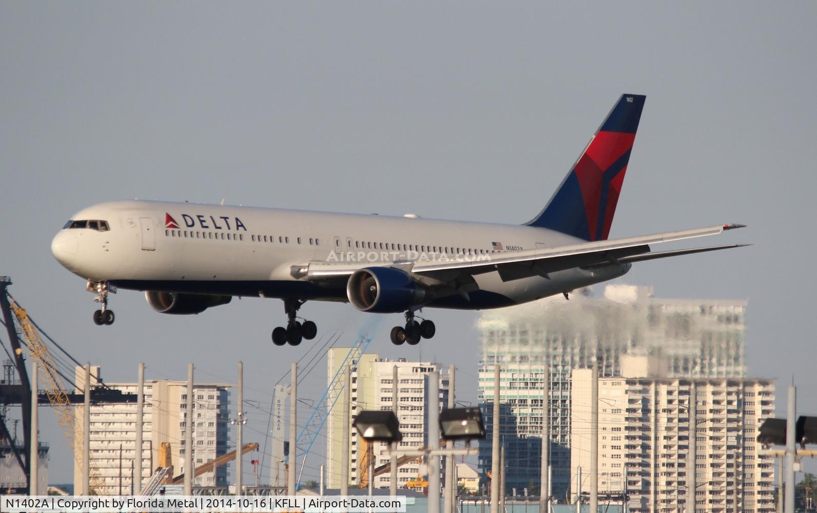 N1402A, 1993 Boeing 767-332 C/N 25989, FLL spotting 2014