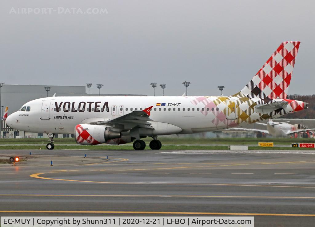 EC-MUY, 2003 Airbus A319-111 C/N 2050, Ready for departure from rwy 14L... 'Maman J'arrive' titles