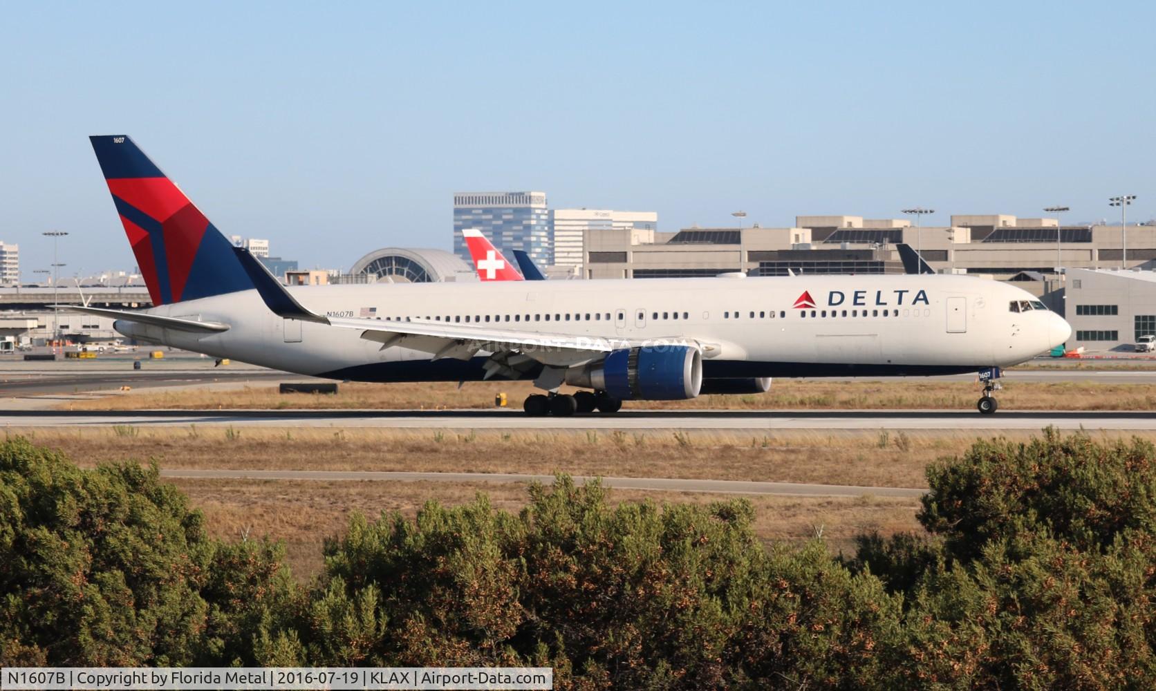 N1607B, 2000 Boeing 767-332 C/N 30388, LAX spotting 2016