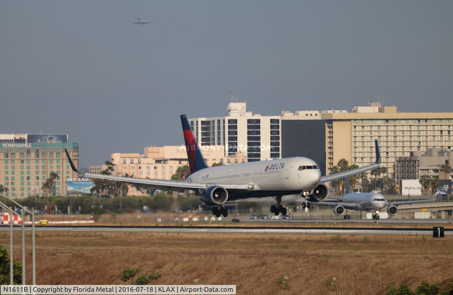 N1611B, 2000 Boeing 767-332/ERF C/N 30595, LAX spotting 2016