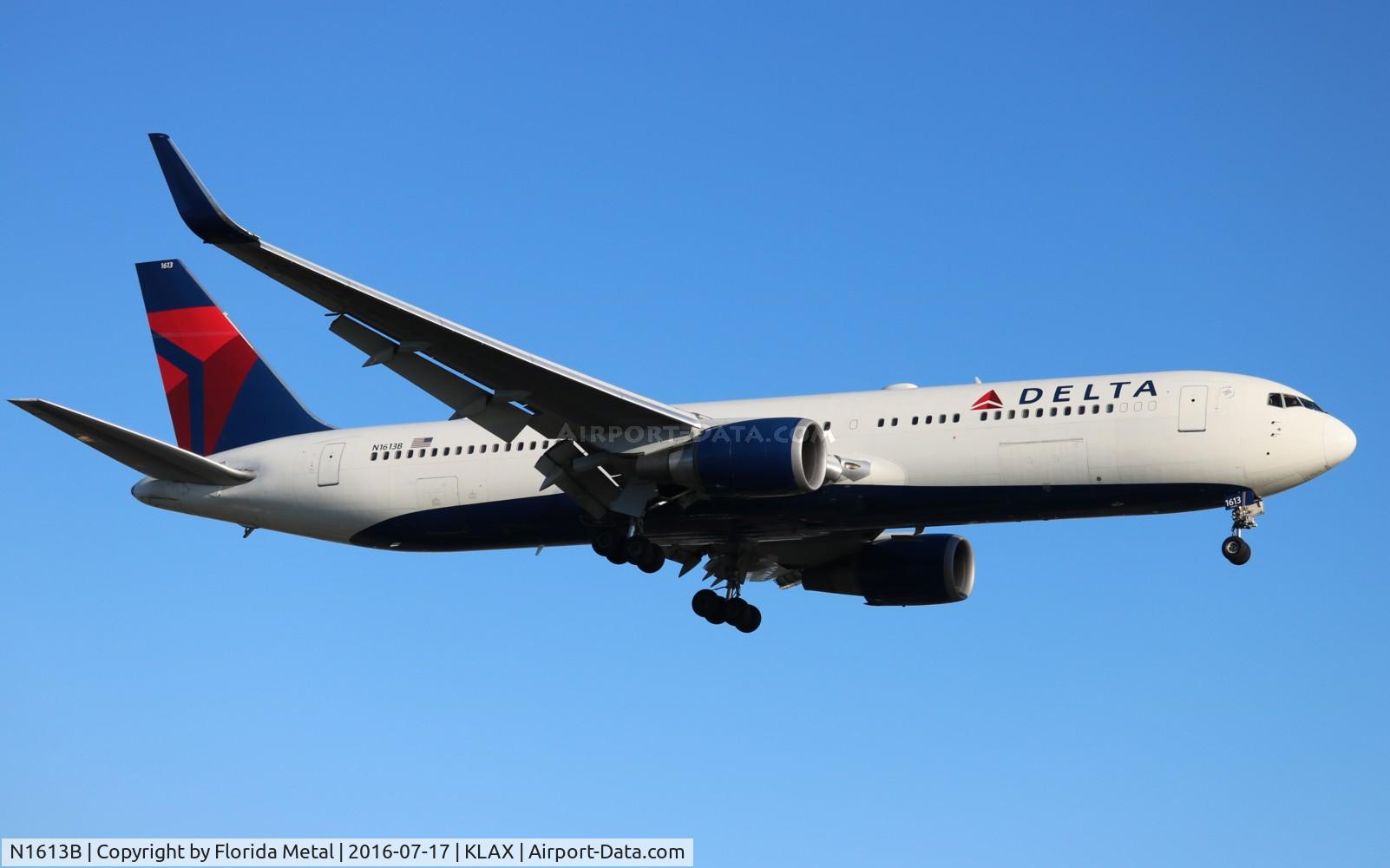N1613B, 2001 Boeing 767-332 C/N 32776, LAX spotting 2016