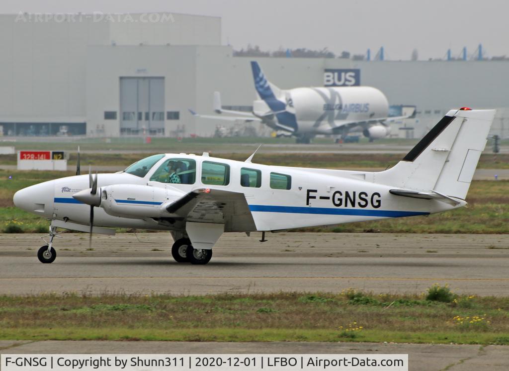 F-GNSG, Beech 58 Baron C/N TH-1734, Taxiing holding point rwy 32R for departure...