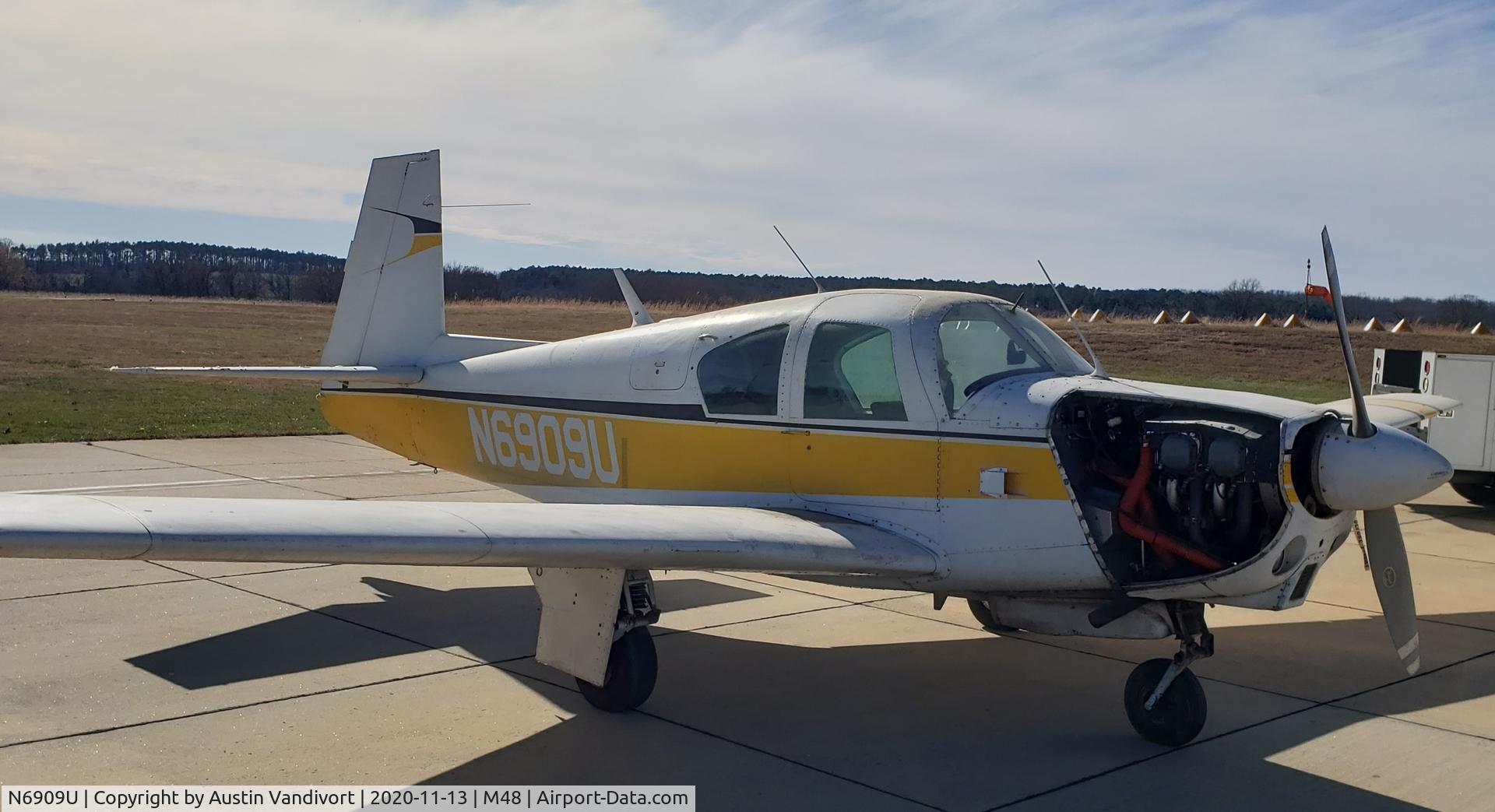 N6909U, 1964 Mooney M20C Ranger C/N 2704, Engine cowl removed for cleaning