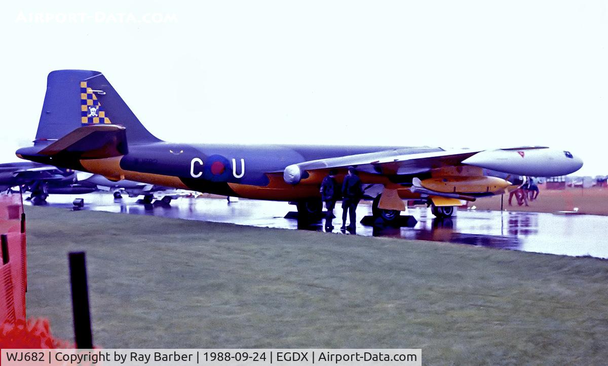 WJ682, 1955 English Electric Canberra TT.18 C/N HP-225B, WJ682   English Electric Canberra TT.18 [WJ682] (Royal Air Force) RAF St. Athan~G 24/09/1988