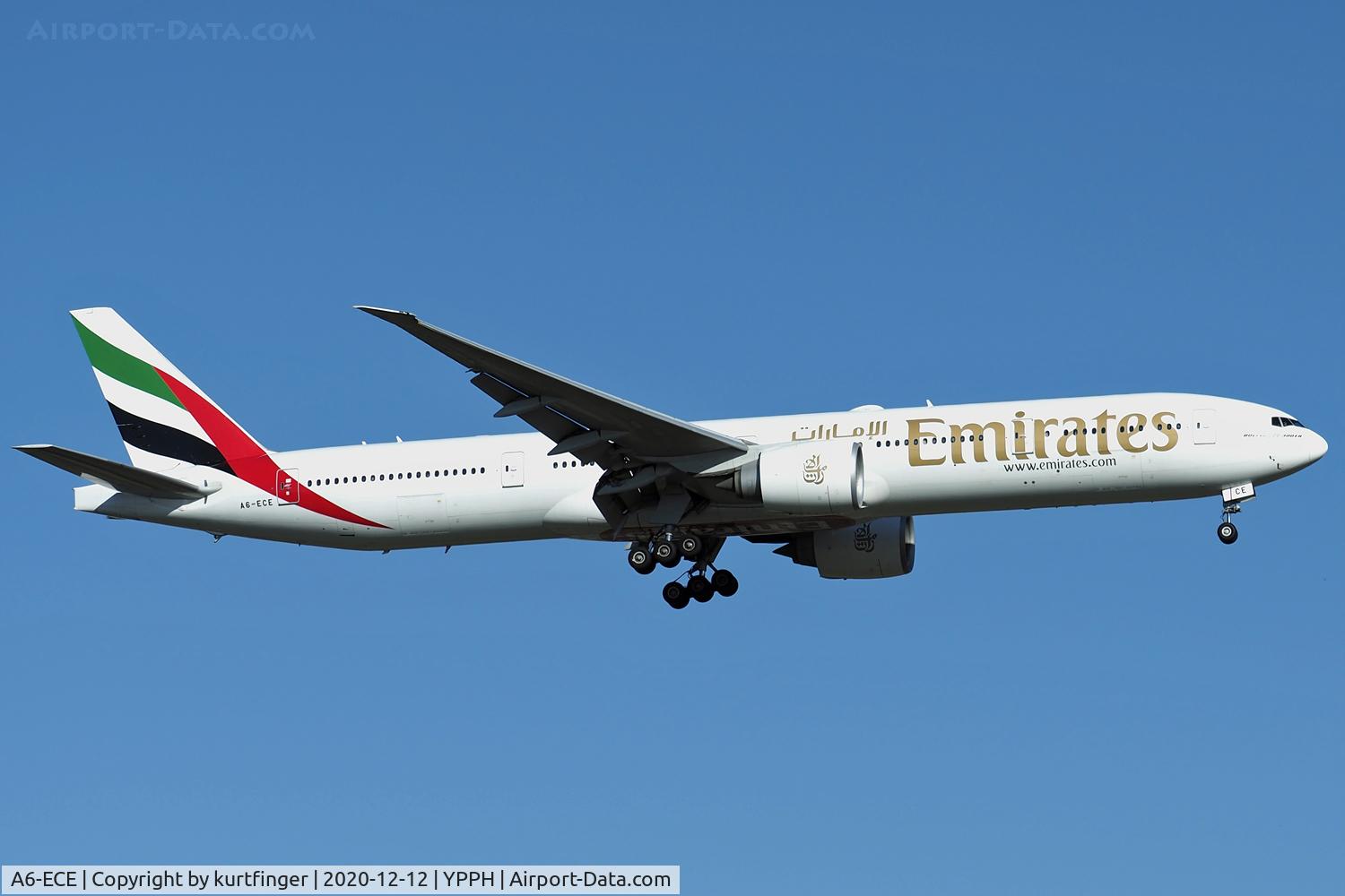 A6-ECE, 2007 Boeing 777-31H/ER C/N 35575, Boeing 777-3H(ER) cn 35575 LN 681. Emirates A6-ECE final rwy 21 YPPH 12 December 2020