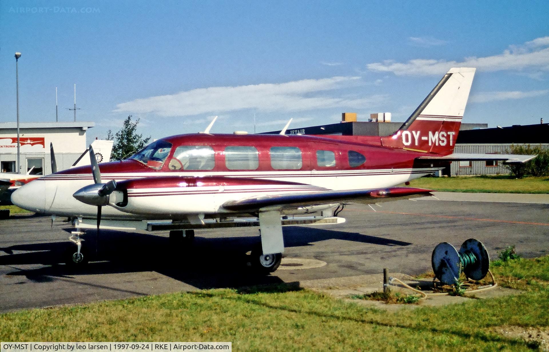 OY-MST, 1973 Piper PA-31 Navajo C/N 31-7300967, Roskilde 24.9.1997