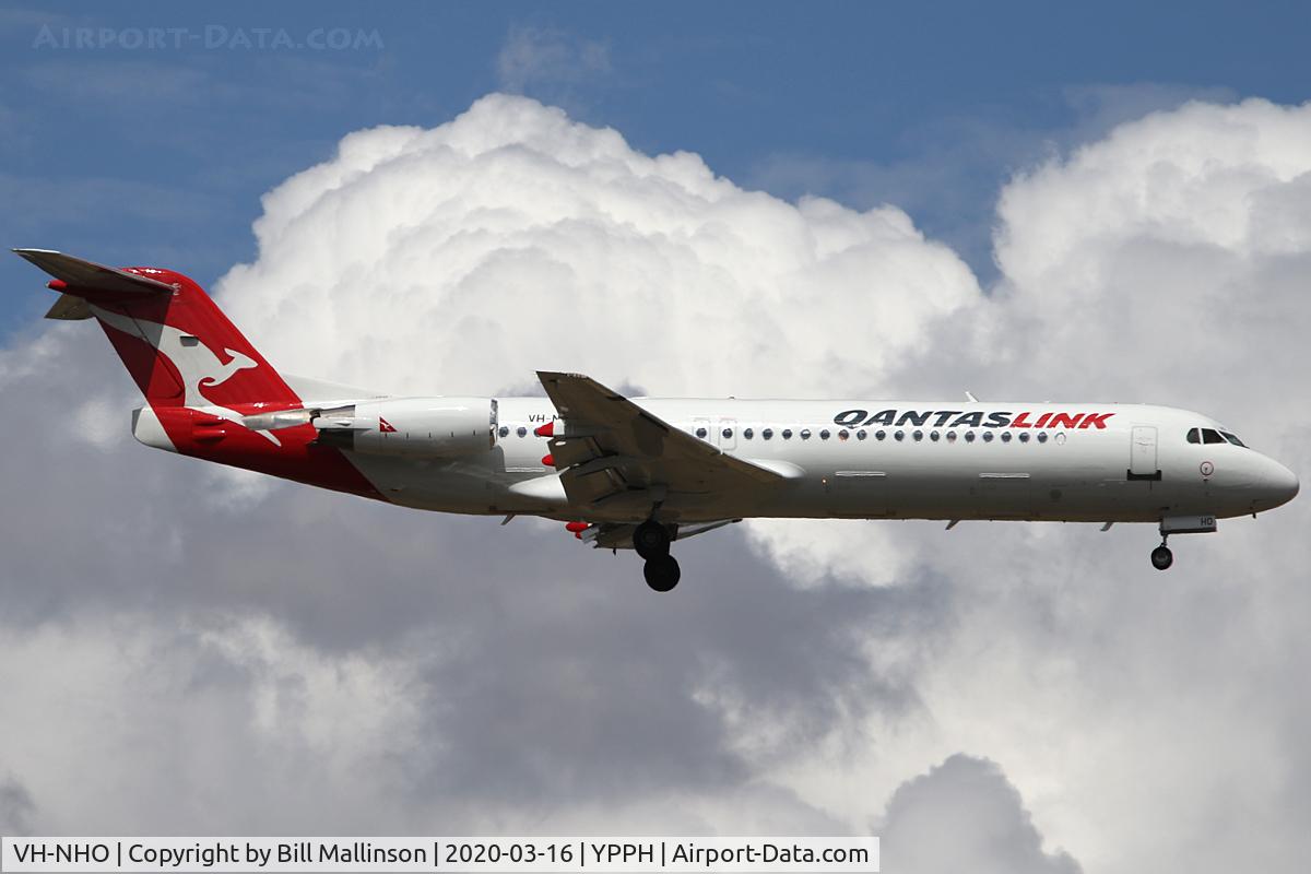 VH-NHO, 1990 Fokker 100 (F-28-0100) C/N 11312, short finals