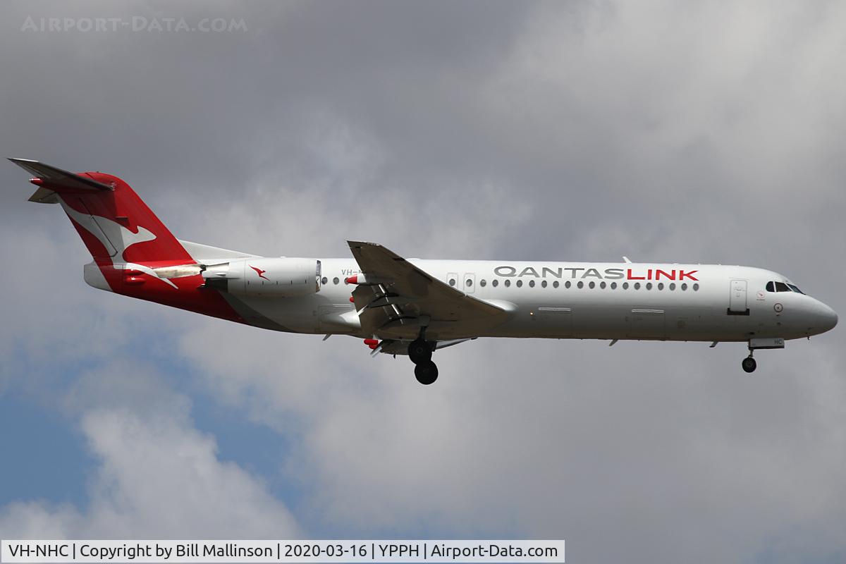 VH-NHC, 1993 Fokker 100 (F-28-0100) C/N 11481, short finals