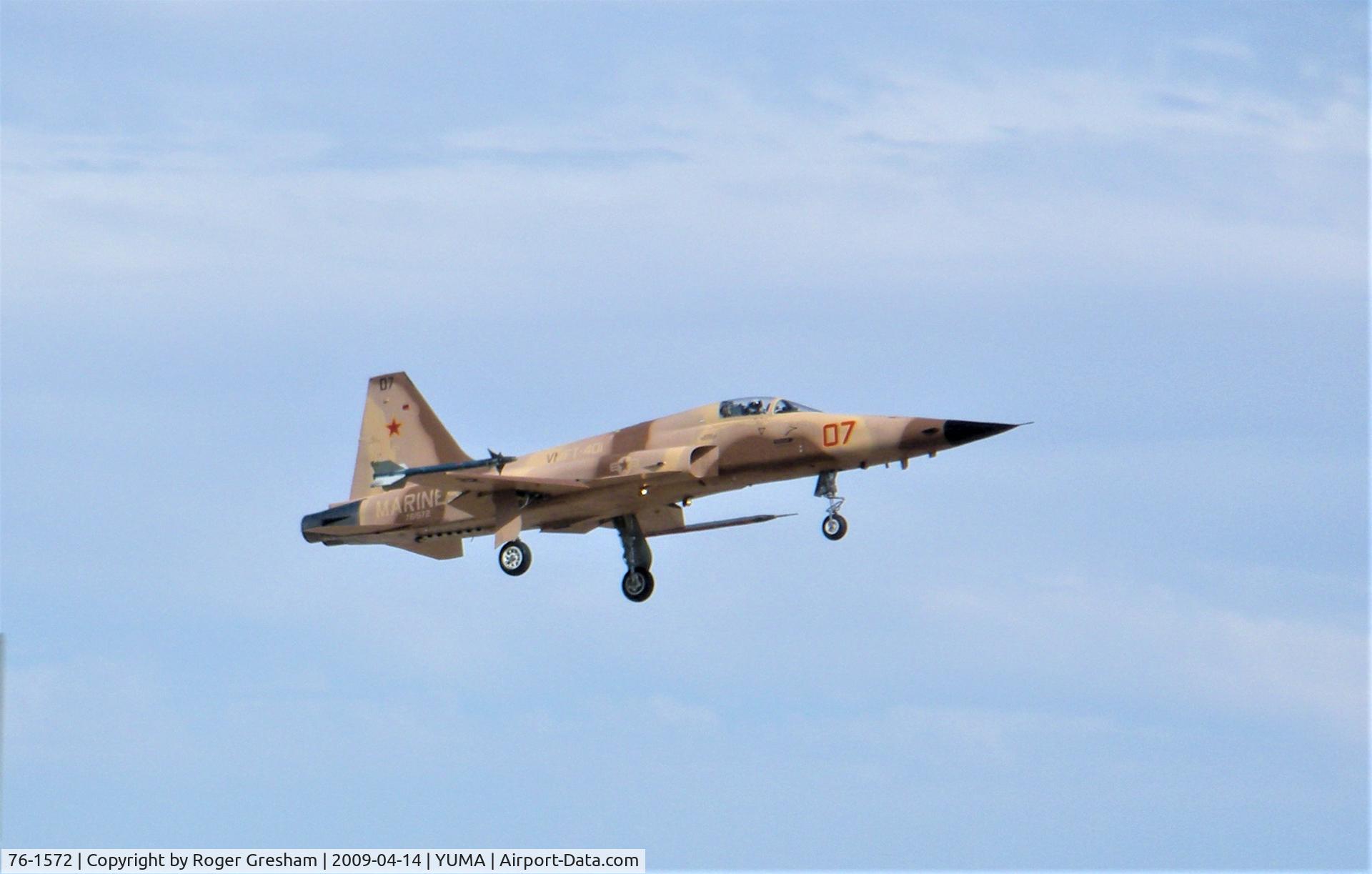 76-1572, 1976 Northrop F-5E Tiger II C/N L.1047, Landing at Yuma MCAS