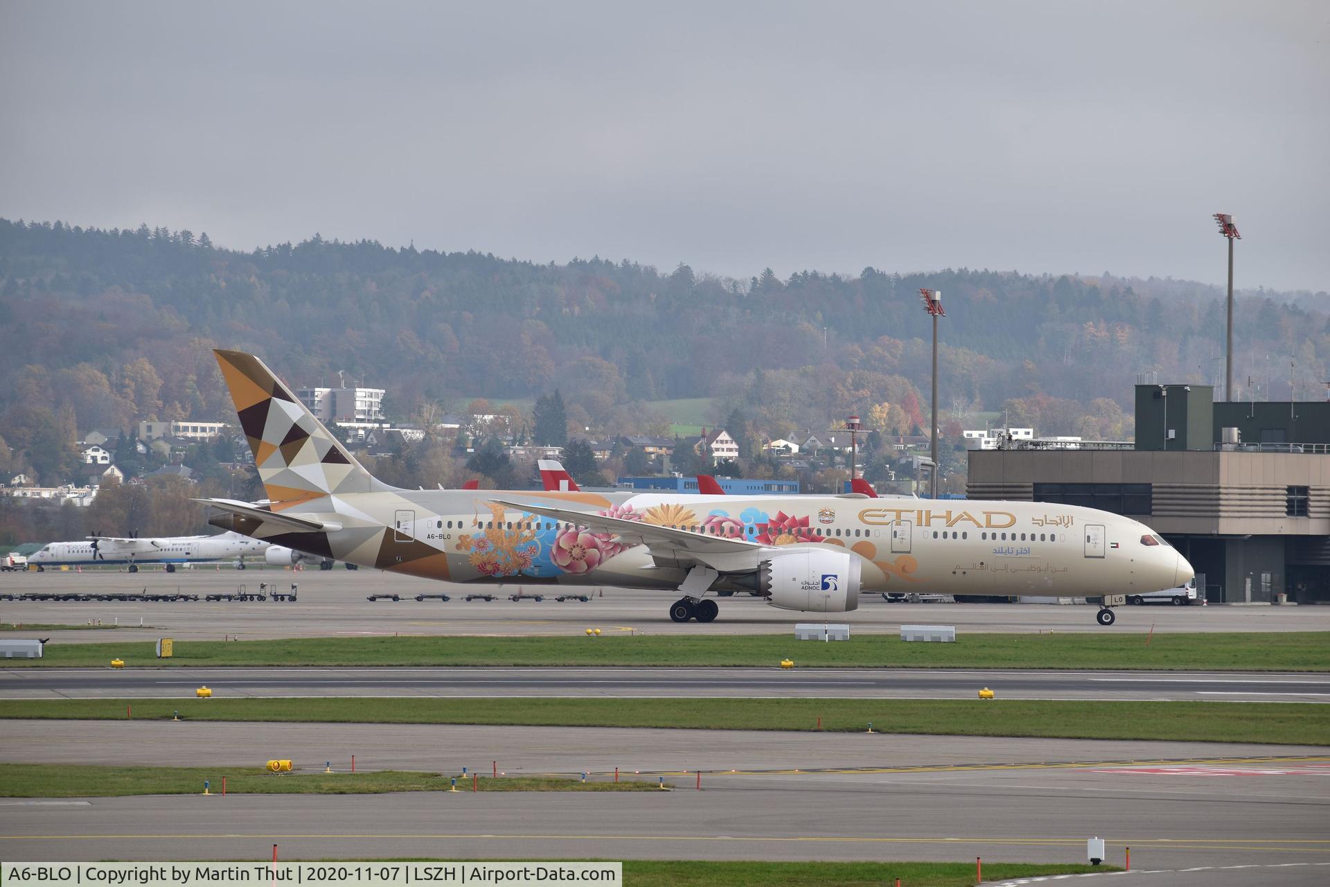 A6-BLO, 2017 Boeing 787-9 Dreamliner C/N 39660, Taxing to the gate