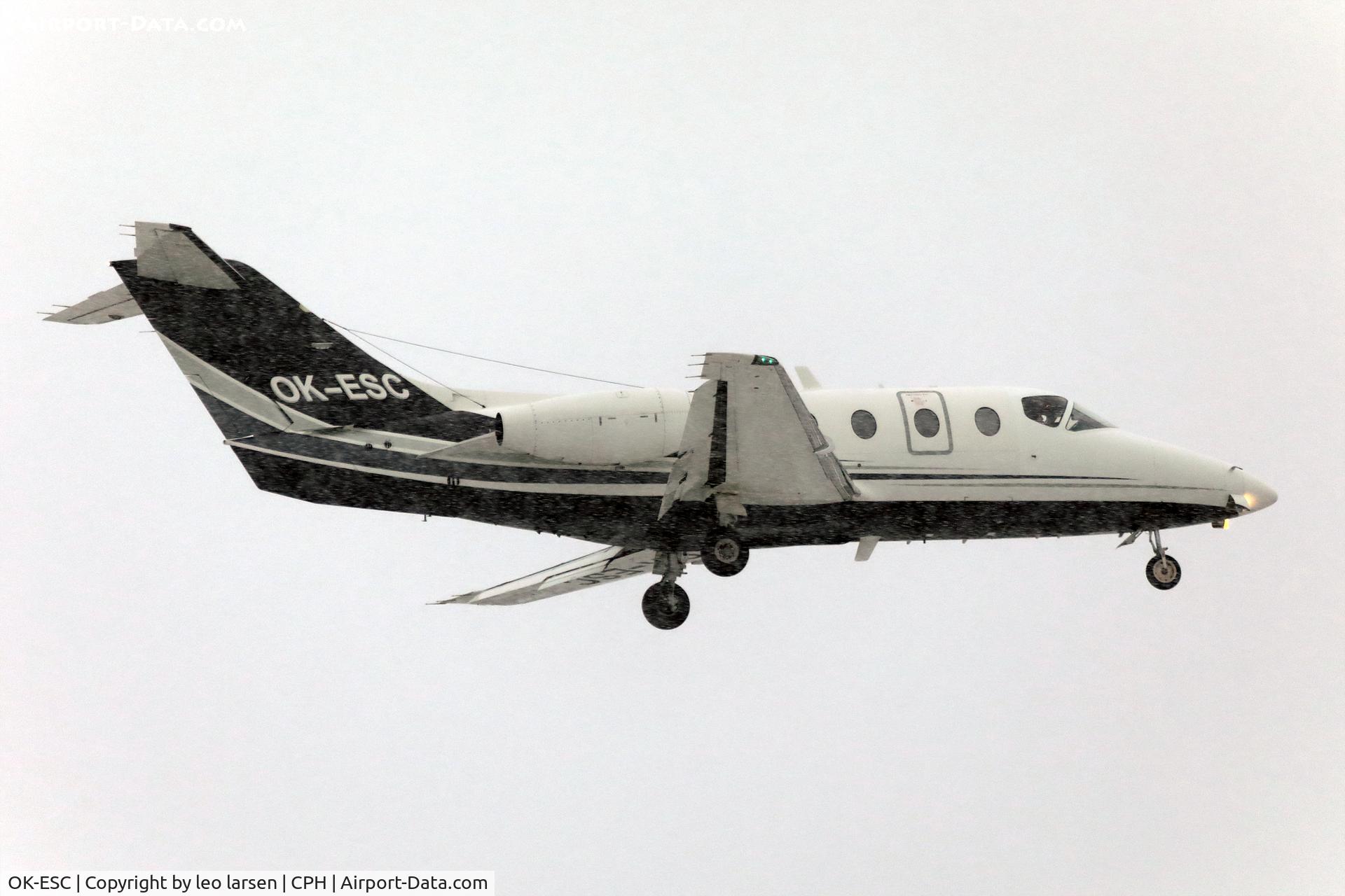 OK-ESC, 2000 Raytheon Beechjet 400A/Nextant N400XT C/N RK-295, Copenhagen 6.1.2021 in snow shower